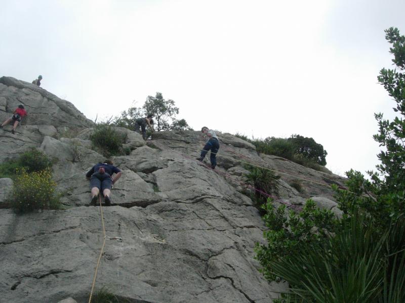 La anécdota de la mañana. Richard haciendo un rappel sin haber escalado anteriormente. Simplemente pensó en llegar allí y... rodeando la montaña lo consiguió!!!