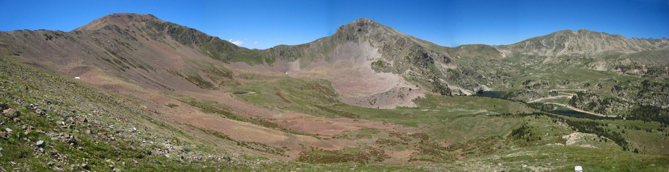 El Monturull (2761 m.), el Perafita (2752 m.) i entre els 2 el petit estanyol d'on surt el camí correcte