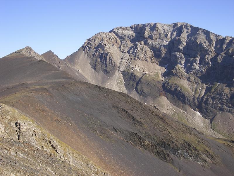 Al nordoest s'allarga la carena fins el pic de Llauset (2ª punta començant per l'esquerra) de 2910 m i el coll del mateix nom. A continuació la imponent muntanya de Vallhiverna (cara sud). 