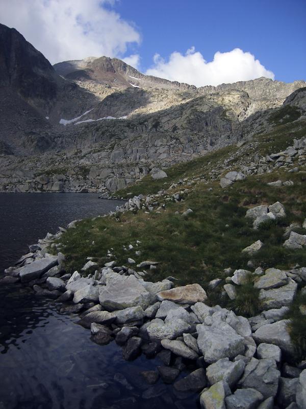Un dels estanys de Coma d'Arnau; es veu el cim del Vallhivierna al final. Que pedregós ha estat aquest descens comparat amb la suavitat de l'ascens per la vall de Menada!
