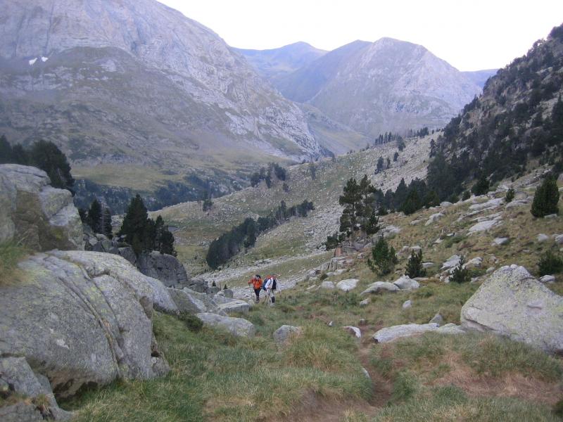 5:00 autobús Benasque (anada i tornada 16,80 €) 6:00 Ref. Coronas (1970 mts.) A Pleta de Llosars camí a l’esquerra que puja amb força pel Barranc de Llosars (deixem GR11). 