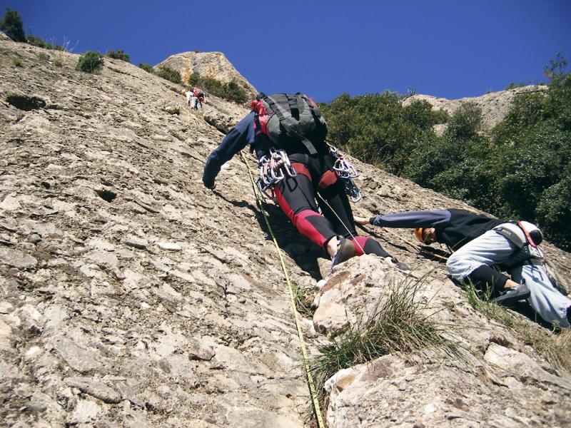 Creuament de vies: l'Oriol i uns altres escaladors fent la Escabroni Escapullini.