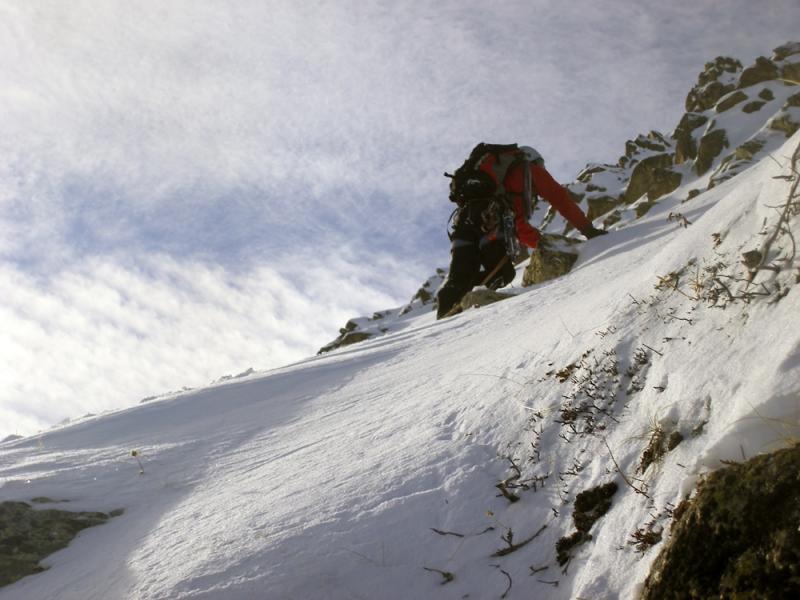 Sobre l'aresta est del pic s'acaben les dificultats tècniques, però comença un fatigós tram de neu profundíssima fins el cim.