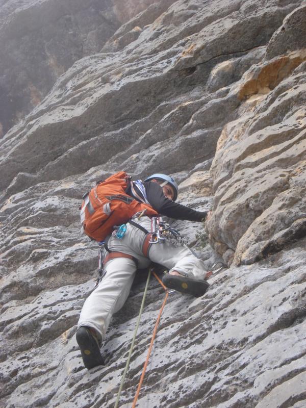 Subir la pared a la izquierda del diedro para llegar a una fisura (