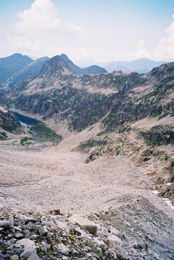 La subida hasta el collado: piedras y más piedras ... 