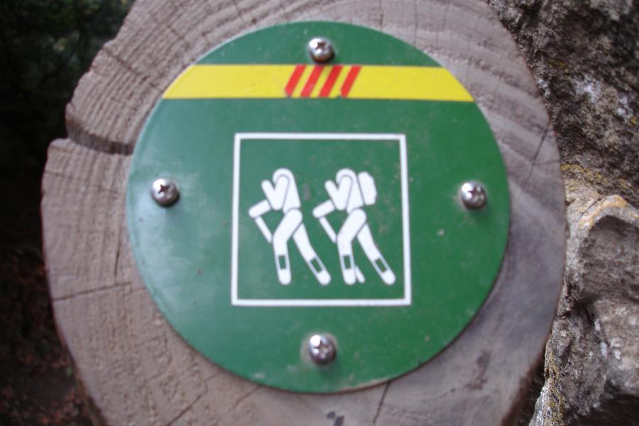 una senyal que representa a 2 excursionistes sense cap