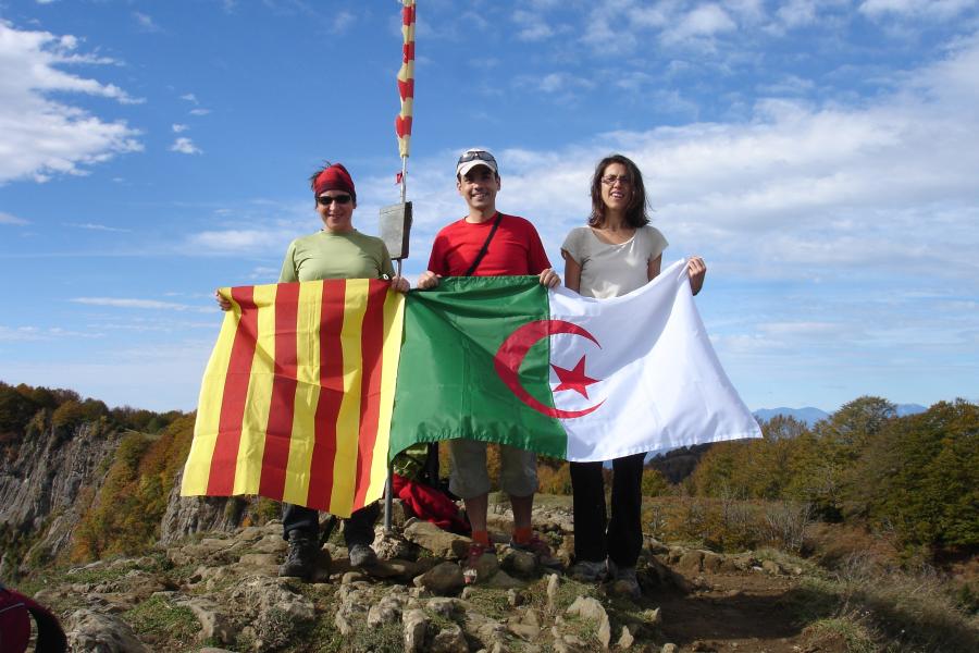la foto amb les banderes Catalana i Argelina
