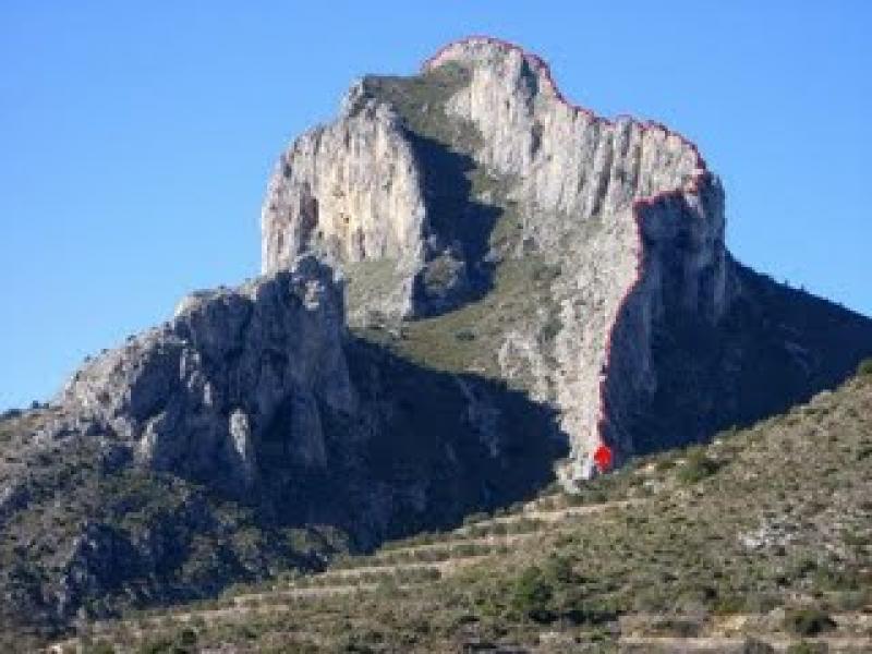 Vista del Benicadell des de l'est, del poble de Beniarrés . La cresta que es puja és la de la dreta, però hi accedim pel nord, pel poble de Beniatjar, i no es comença des de baix sino des d'un collet que estalvia el primer terç de cresta