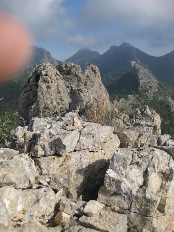 Roca calcària a vegades molt trencada