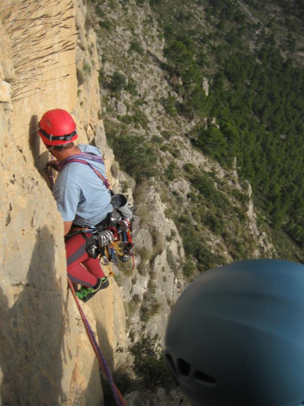 El Salva el passa de primer. Flanqueig de 10 metres de 6b. Impressionant