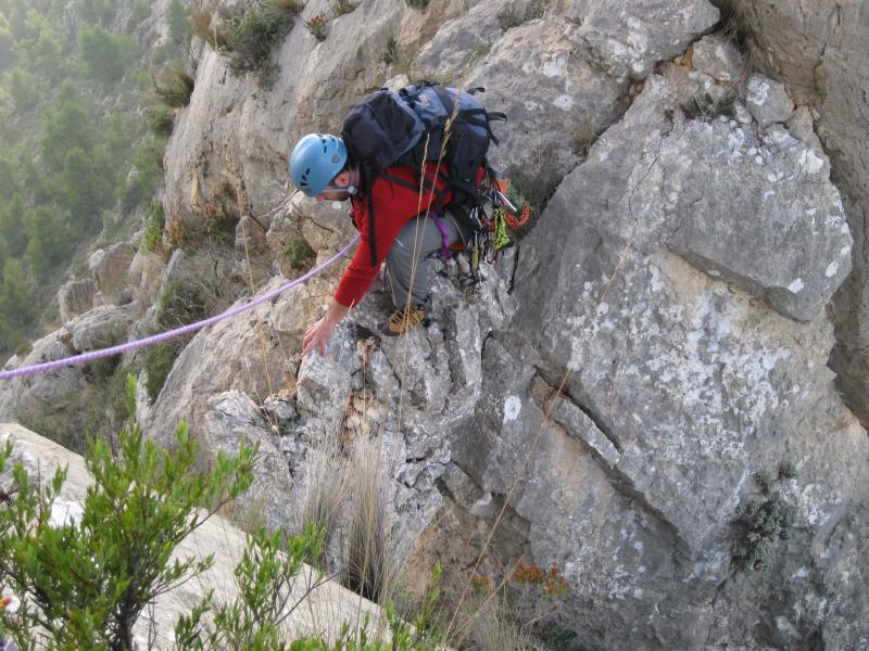 Passant per sobre un pont de roca