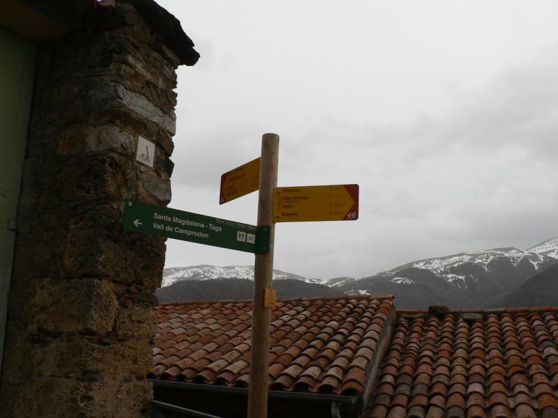 En Pardines, esta señal nos señala el camino de cemento que nos lleva a Santa Magdalena.