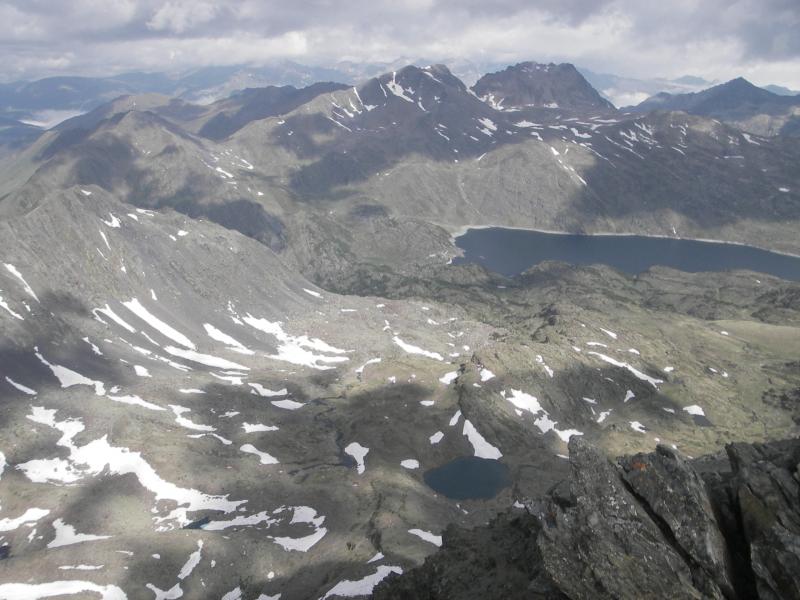 Pujant, es veuen uns quants del molts llacs de la zona