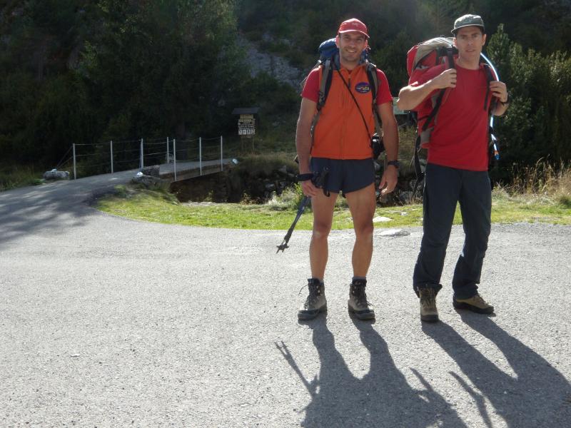 Sortida del pàrquing al peu de l'embassament de la Sarra amb les motxiles obeses