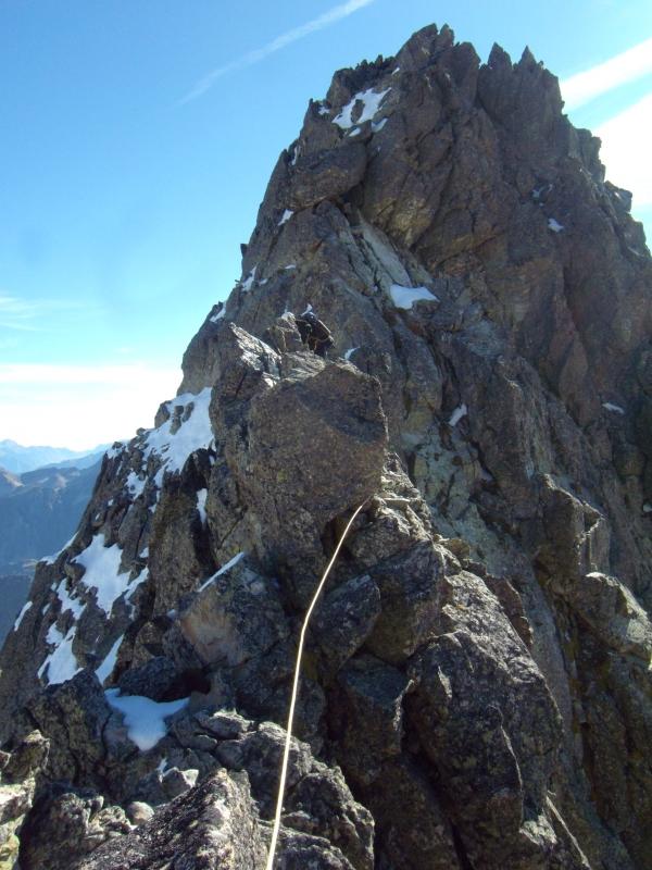 Tram de cresta baixant l'agulla d'Ussel (al fons) amb la part Nord gelada
