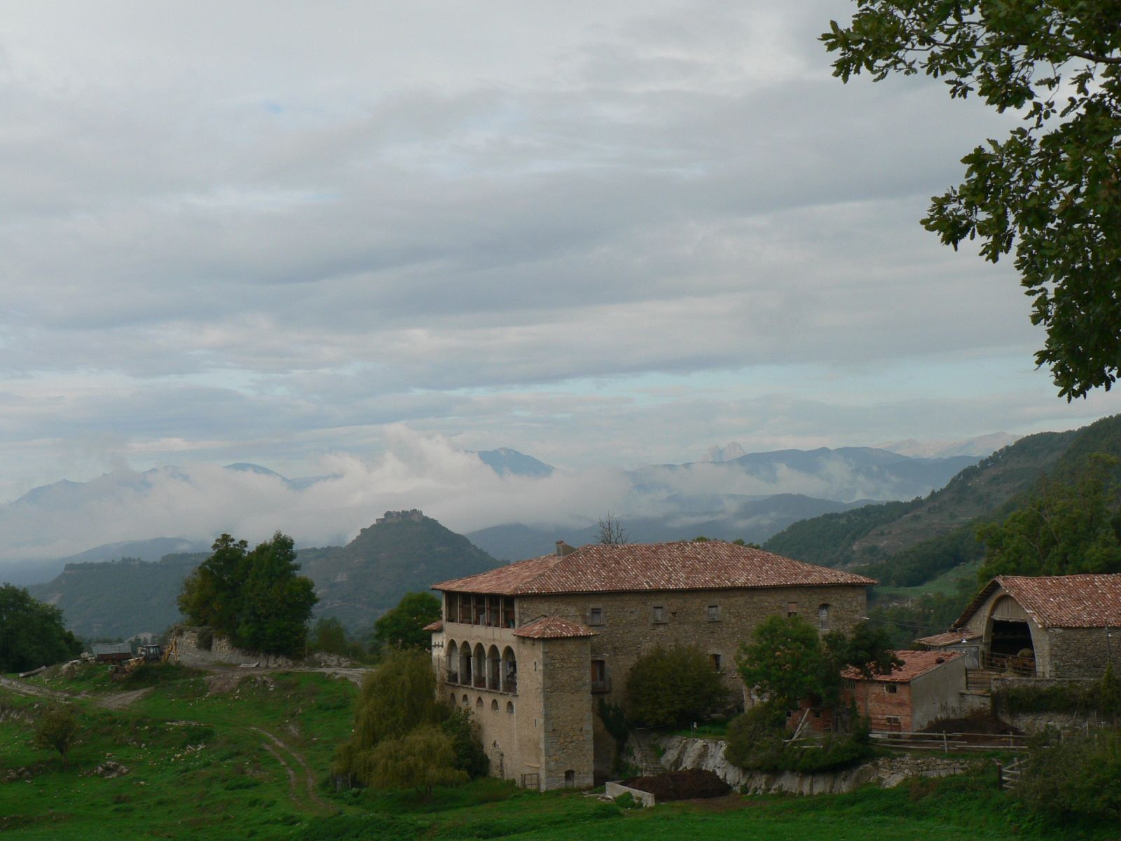 Una vez dejamos la carretera y cogemos la desviación a Coll d'Era de Massa, se divisaba la masía y sus alrededores