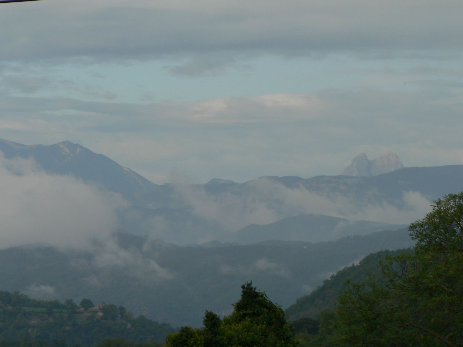 Al fondo el Pedraforca...