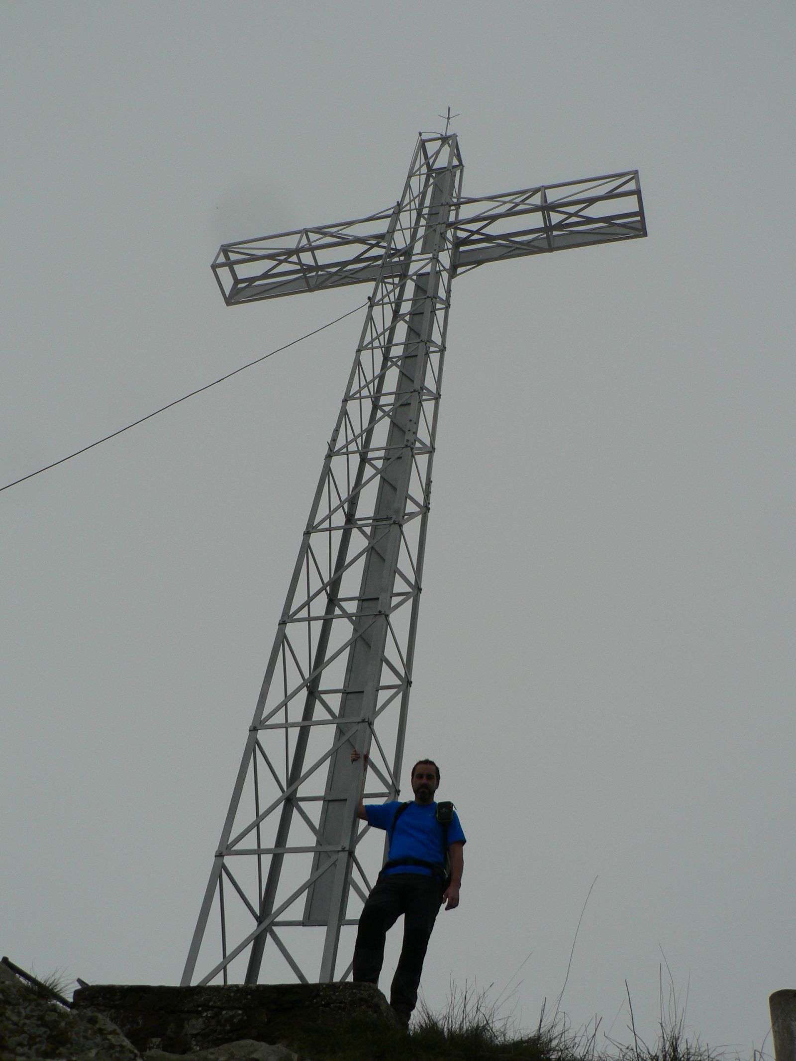 ..al lado la inmensa cruz de hierro...