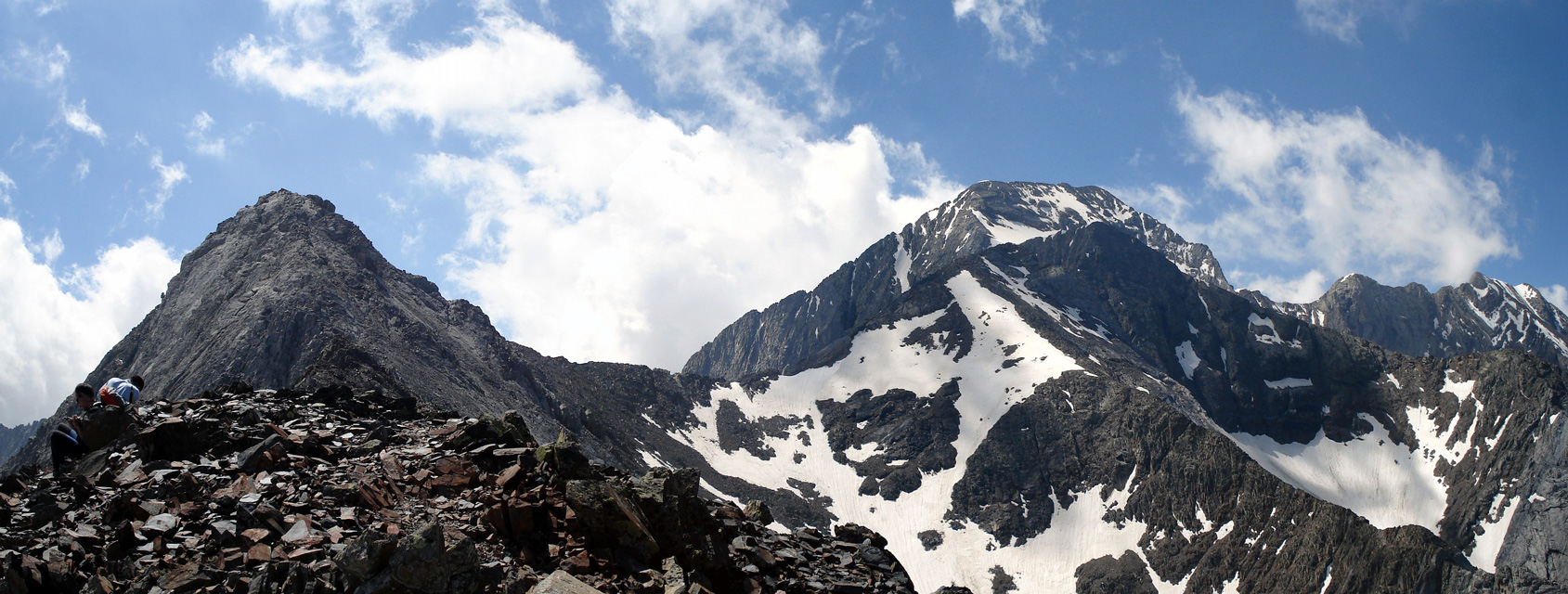 Vista de los Veteranos o Cabo de la Montañeta (3125 m), Pico de los Gemelos Ravier (3160 m) y coronando la panorámica el Posets (3375 m)