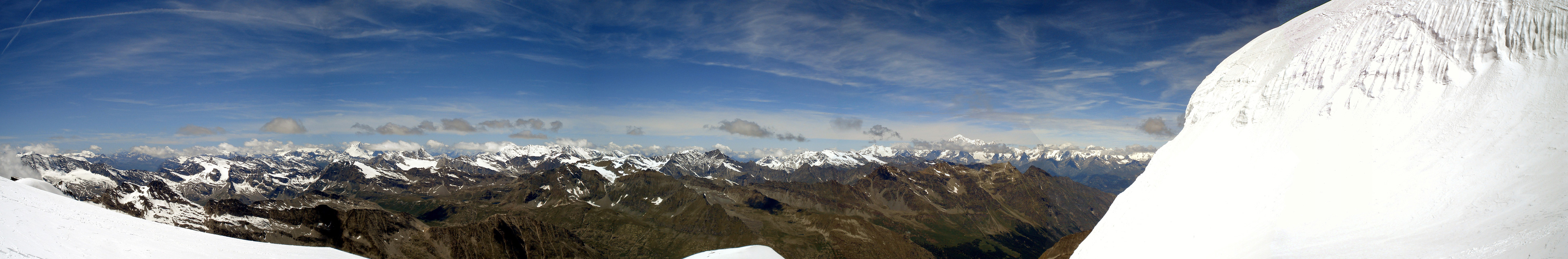 Vistas subiendo al Gran Paradiso (4061 m), a la derecha está el mismísimo Mont-Blanc (4807 m) el rey de los Alpes