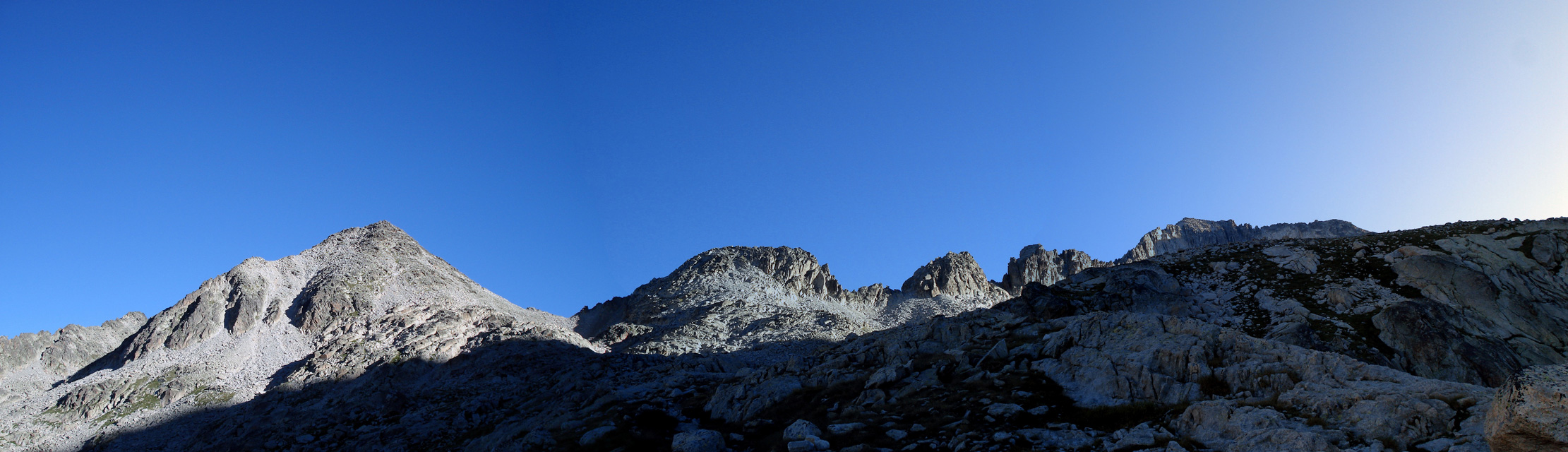 Aragüells (3037 m) - Aguja Juncadella (3021 m) - Aguja Cregüeña (3043 m) - Aguja Haurillon (3075 m) - Pico Maldito (3350 m)