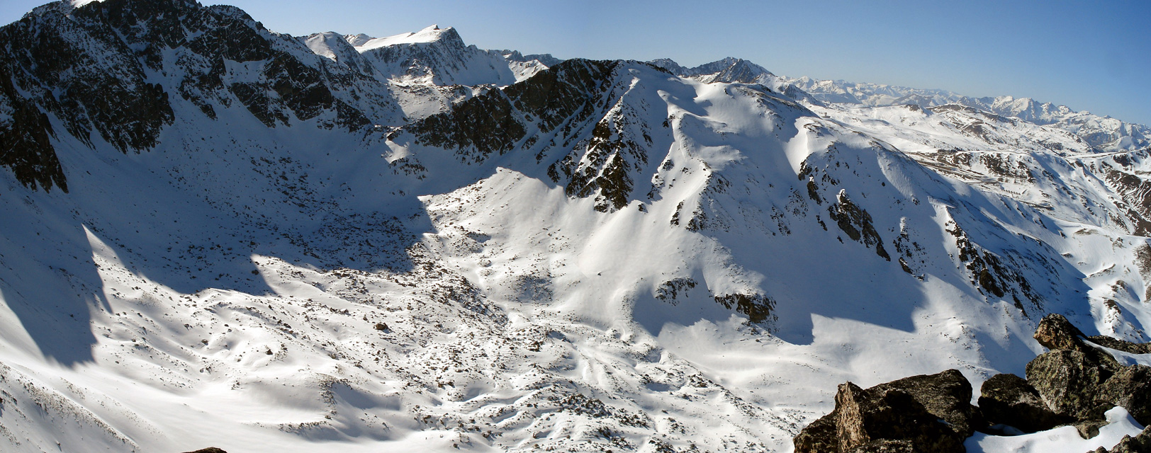 Pic Negre d`Envalira (2825 m) [al fondo] - Pic dels Pedrons (2715 m)