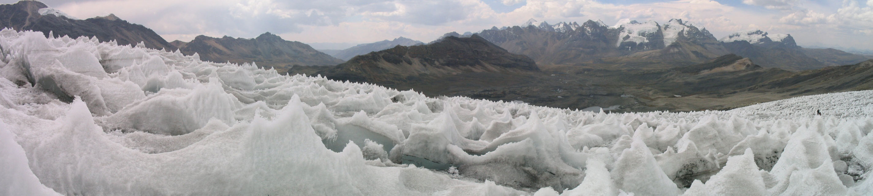 Vista panorámica del glaciar del Nevado Pastoruri (5240 m) con el Raria (5576 m) y el Huarapasca (5418 m) al fondo