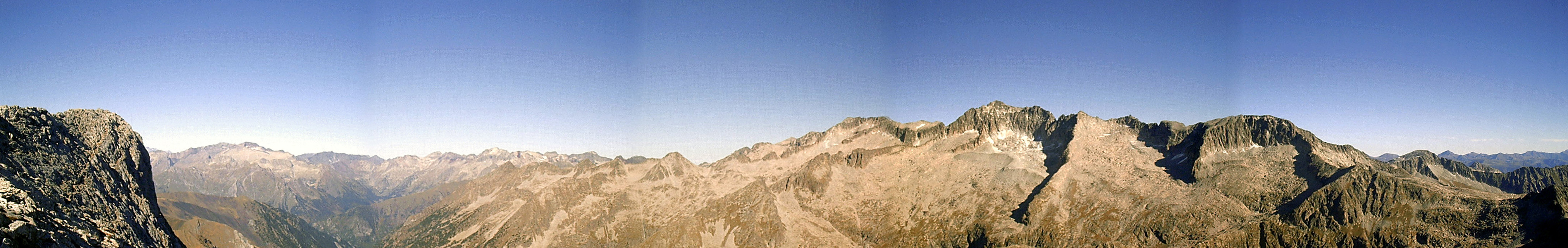 Vista del Aneto (3404 m) desde el Vallhiverna (3067 m)