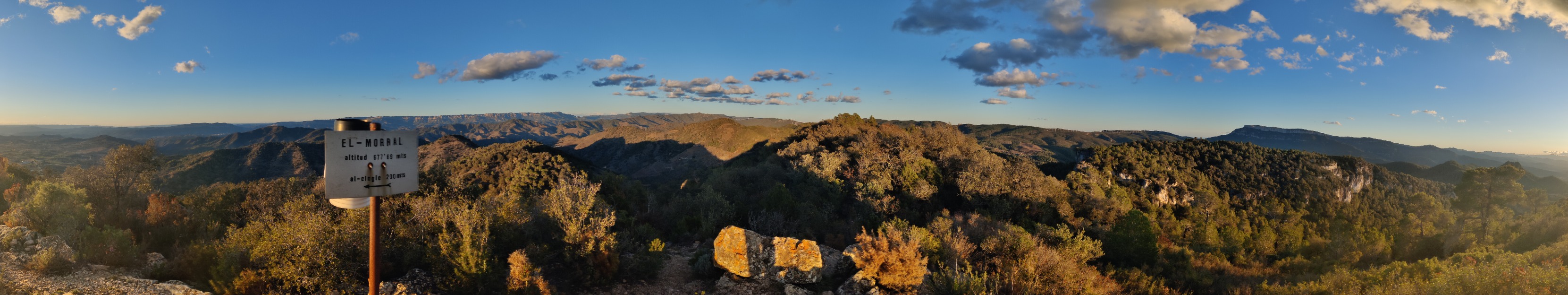Vistas desde la cima de Lo Morral (682 m) según Wikiloc y el cartel