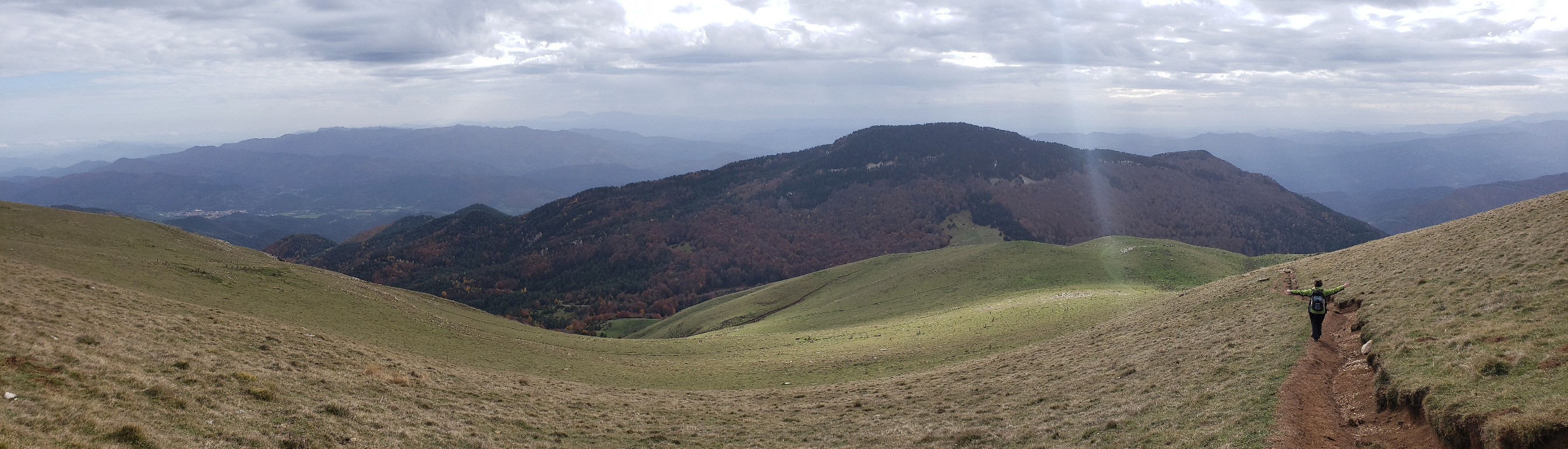 Bajada de la cima del Taga al Coll de Jou