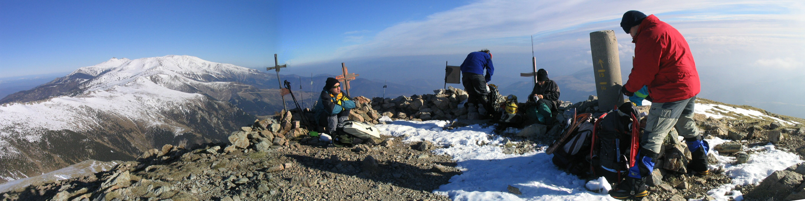 Cima del Costabona (2464 m) con el Macizo del Canigó (2784 m) al fondo