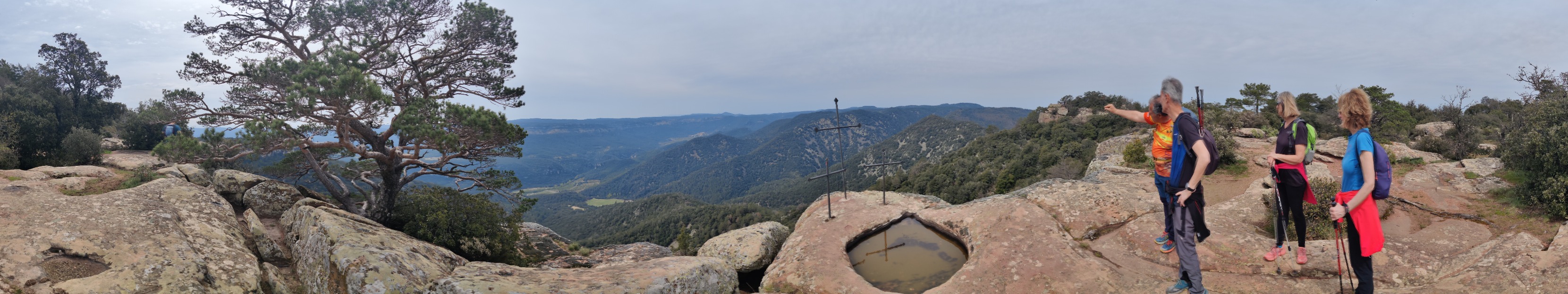 Vistas desde la cima de Les Tres Creus (1100 m) en la Mola d'Estat (1120 m)